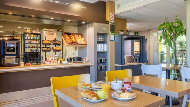 Un bufé de desayuno con diferentes opciones de comida y una máquina de café.