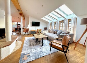 TV, caminetto, lettore DVD