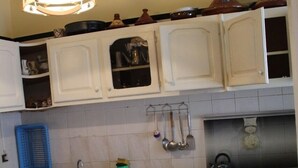 Kühlschrank, Ofen, Herdplatte, Kochgeschirr/Geschirr/Besteck
