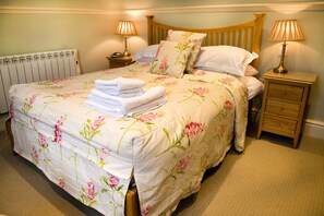 Desk, iron/ironing board, cribs/infant beds, rollaway beds - Monsal Head Hotel (Buxton)