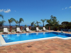 Seasonal outdoor pool, open 10:00 AM to 6:00 PM, sun loungers - B&B Sole e Luna (Palermo)