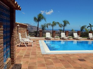 Seasonal outdoor pool, open 10:00 AM to 6:00 PM, sun loungers - B&B Sole e Luna (Palermo)