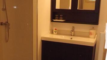 Double Room, 1 Double Bed, Terrace | Bathroom | Shower, rainfall showerhead, towels