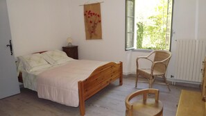 Habitación triple (Sud) | 1 dormitorio, tabla de planchar con plancha, cunas gratuitas