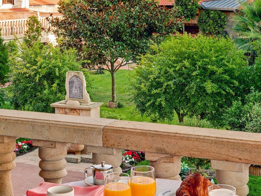 Daily buffet breakfast (EUR 8.5 per person)