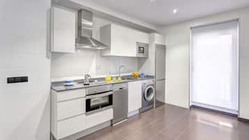 Full-size fridge, microwave, oven, stovetop