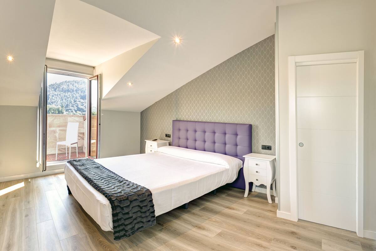 laptop workspace, soundproofing, cots/infant beds, free wifi