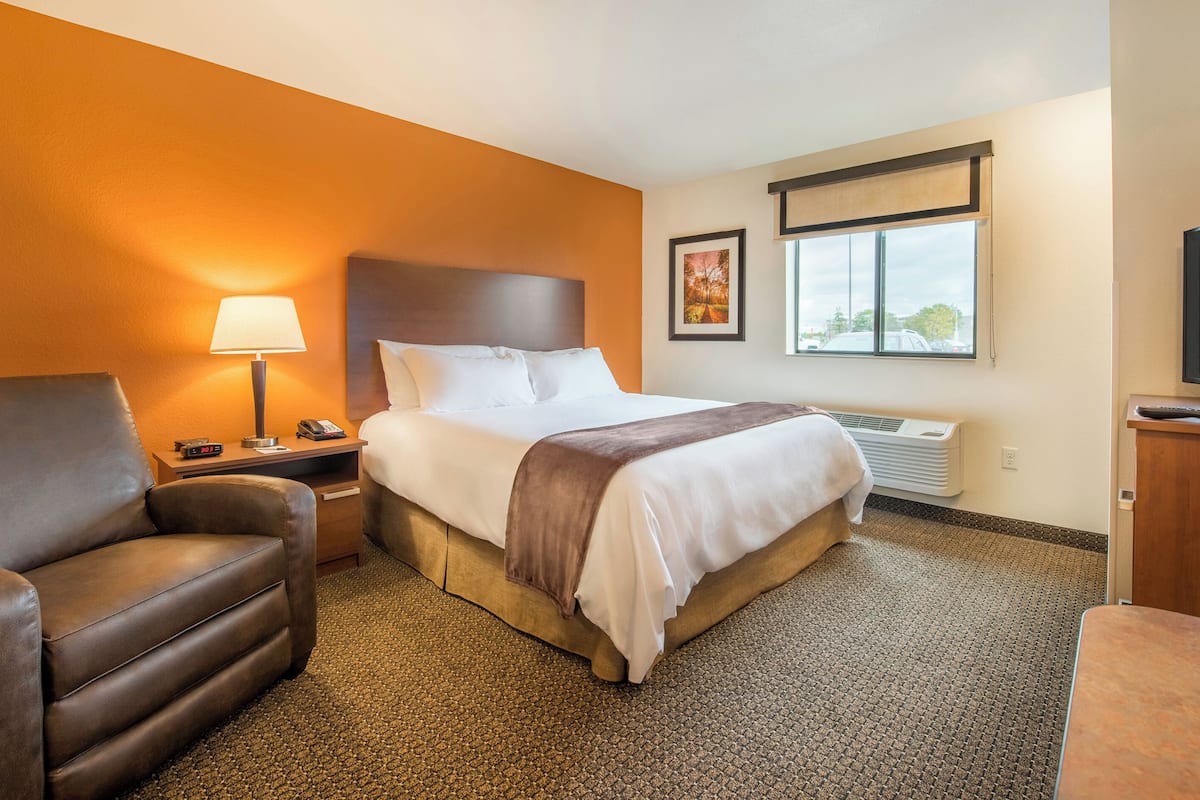 1 bedroom, premium bedding, pillowtop beds, desk