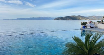 villa  pieds dans l'eau accĂšs plage avec piscine