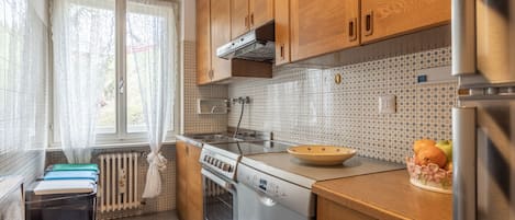 Frigorífico, horno, lavavajillas y cafetera o tetera