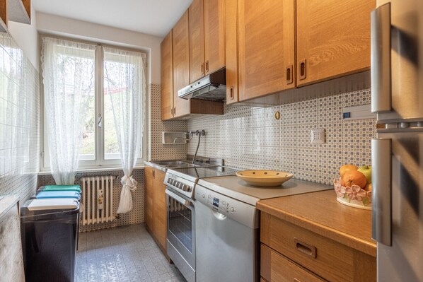 Fridge, oven, dishwasher, coffee/tea maker