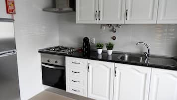 Frigorifero, microonde, forno, piano cottura