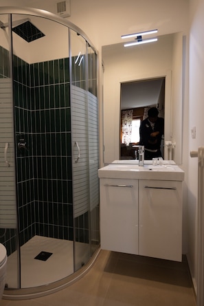 Badewanne, Haartrockner, Handtücher