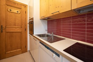 Kühlschrank, Mikrowelle, Ofen, Geschirrspüler