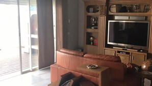 Vila, 3 quartos | Área de estar | TV de plasma