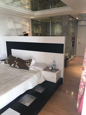 3 bedrooms, desk, iron/ironing board, bed sheets - Villa YSF (Allyene)