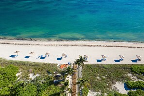 En la playa, camastros y toallas de playa 