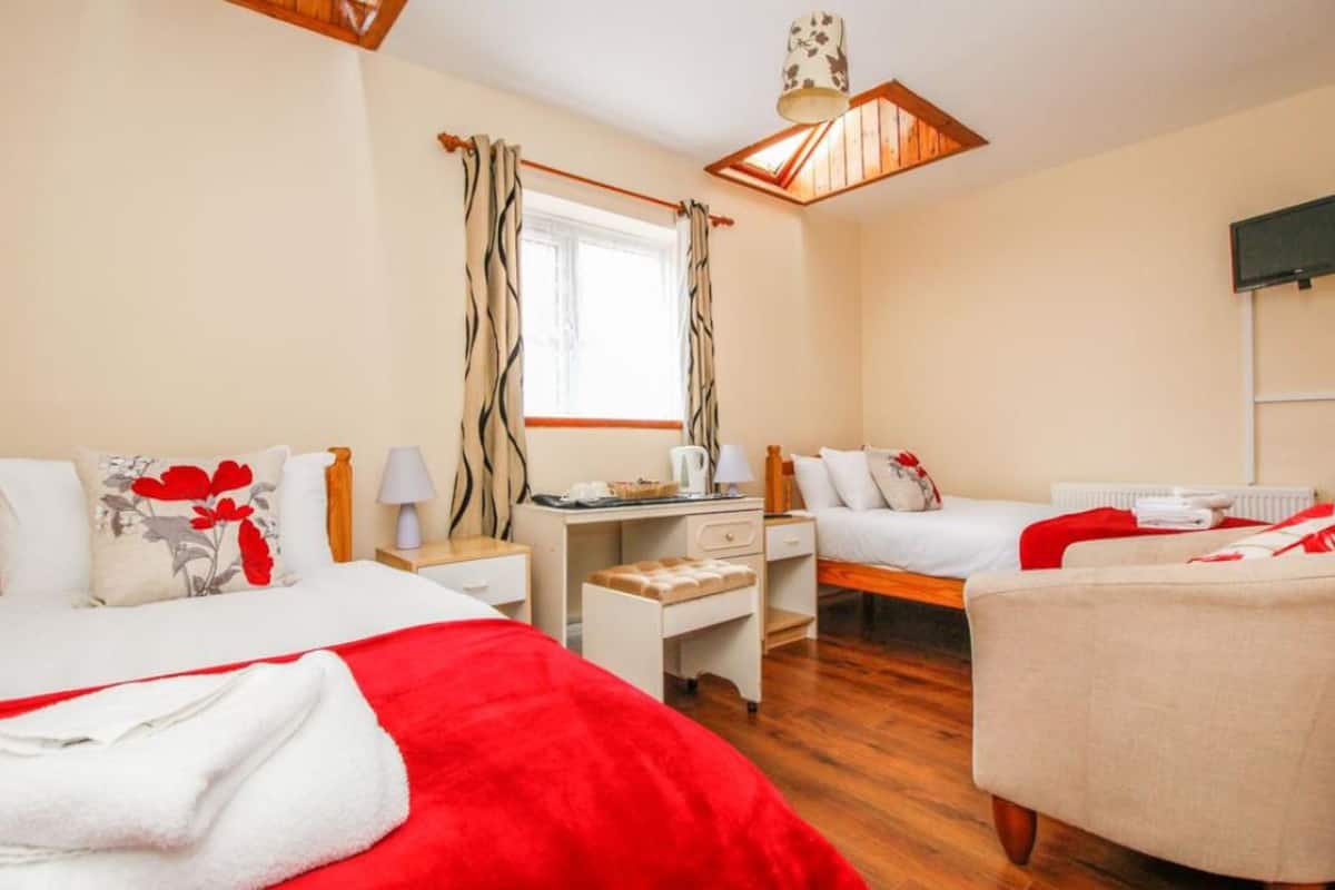 Twin Room | Soundproofing, iron/ironing board, free WiFi, bed sheets