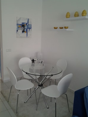 Apartment, Smoking, Garden View | In-room dining