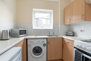 Full-size fridge, microwave, oven, stovetop - London Luton City Link (Luton)