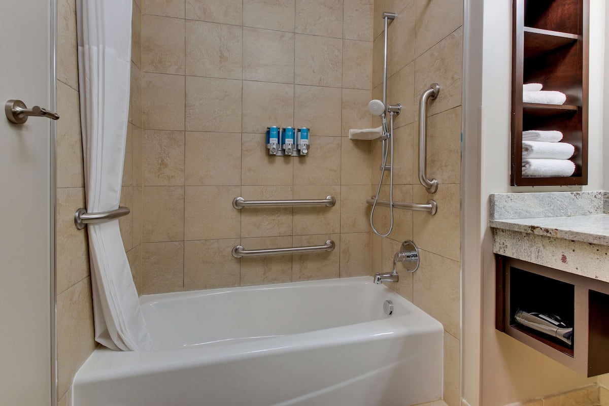 Combined shower/tub, hydromassage showerhead, free toiletries
