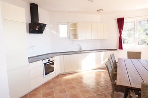 ثلاجة، ميكروويف، فرن، موقد طهي مسطح