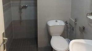 Apartment, 2 Bedrooms, Smoking, Garden View | Bathroom | Jetted tub, rainfall showerhead - KNF Apartment Allyene (Allyene)