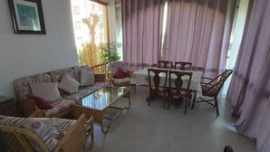 56-inch plasma TV with satellite channels, TV - KNF Apartment Allyene (Allyene)
