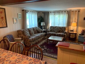 Télévision, cheminée, baby-foot