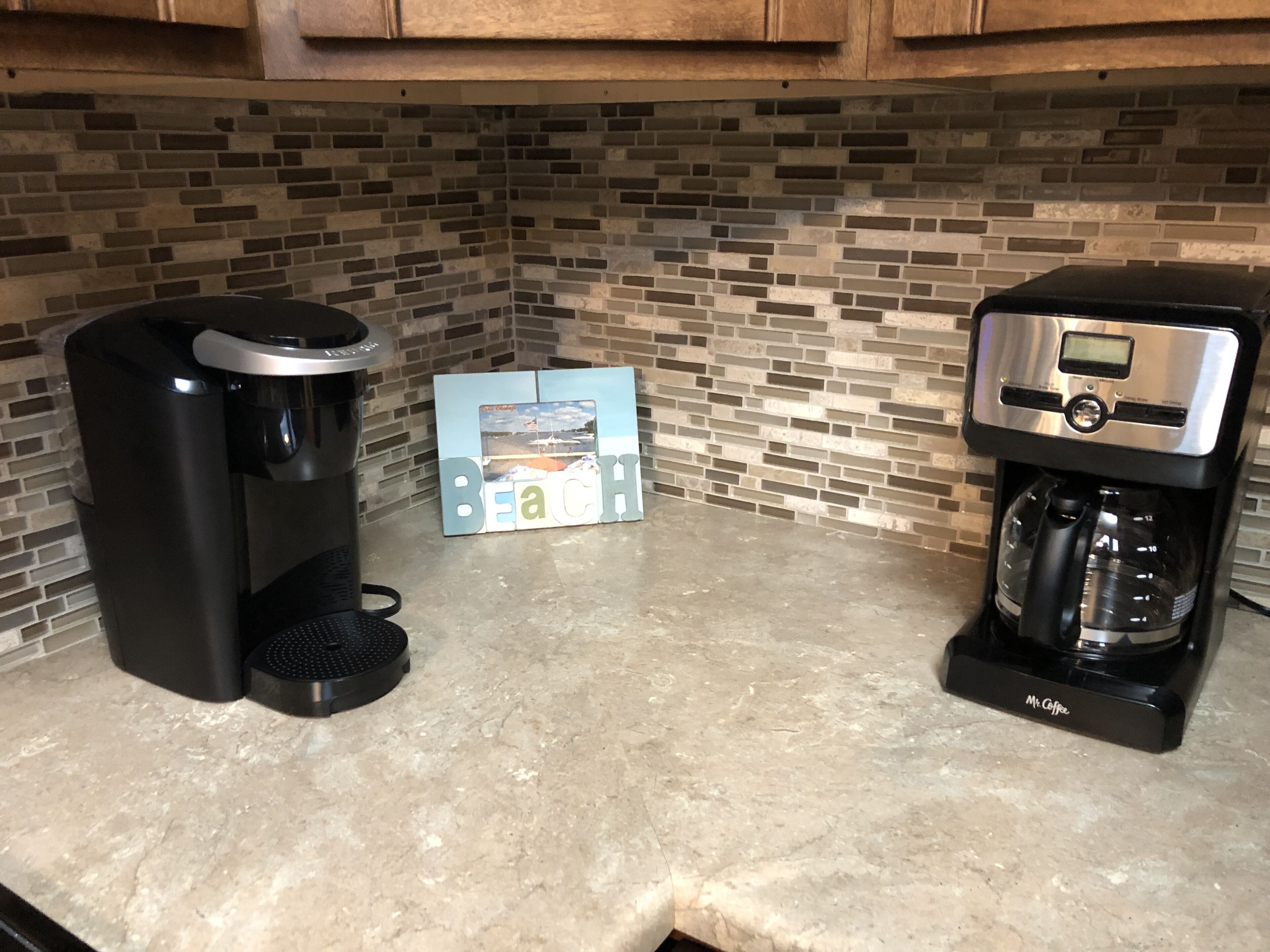 Beautiful cabin with large back yard and a community pool!!