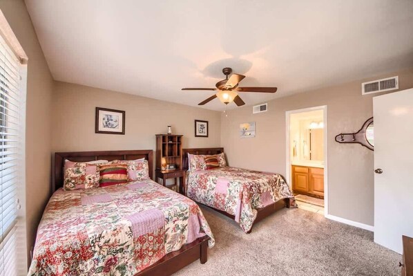 2 habitaciones, tabla de planchar con plancha y wifi gratis 