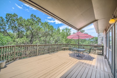 Fabulous 2/2 condo with tennis court access and pool!  Large deck, sleeps 8!!