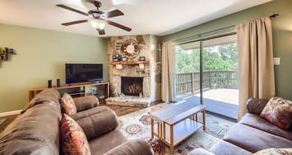Fabulous 2/2 condo with tennis court access and pool! Large deck, sleeps 8!!