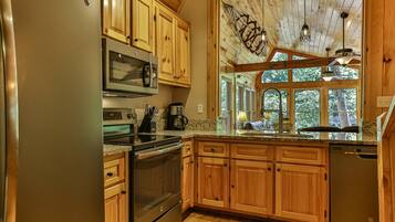 Fridge, oven, stovetop, dishwasher