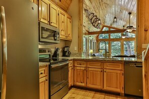 Fridge, microwave, oven, stovetop - Cartecay Canoe House | Ellijay, GA (Ellijay)