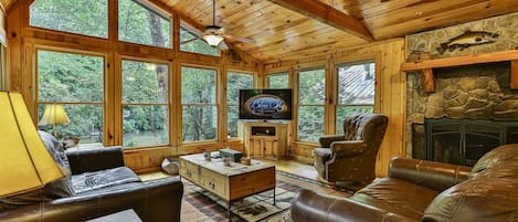 Smart TV, fireplace