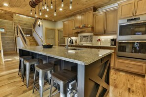 Een koelkast, een oven, een kookplaat, een vaatwasser