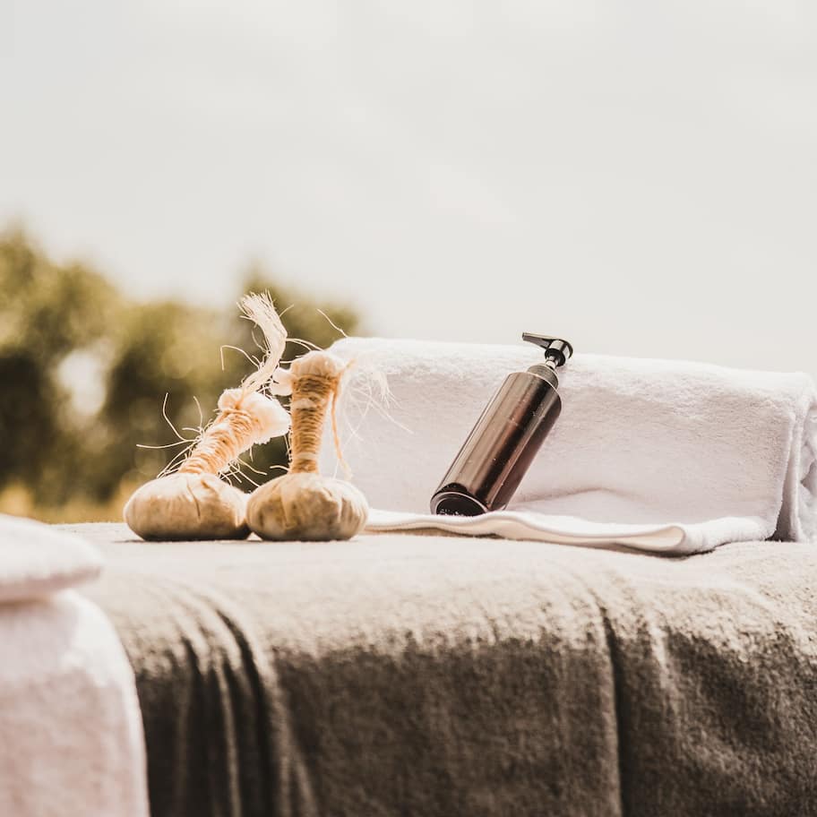 Couples treatment rooms, sauna, steam room, hot stone massages