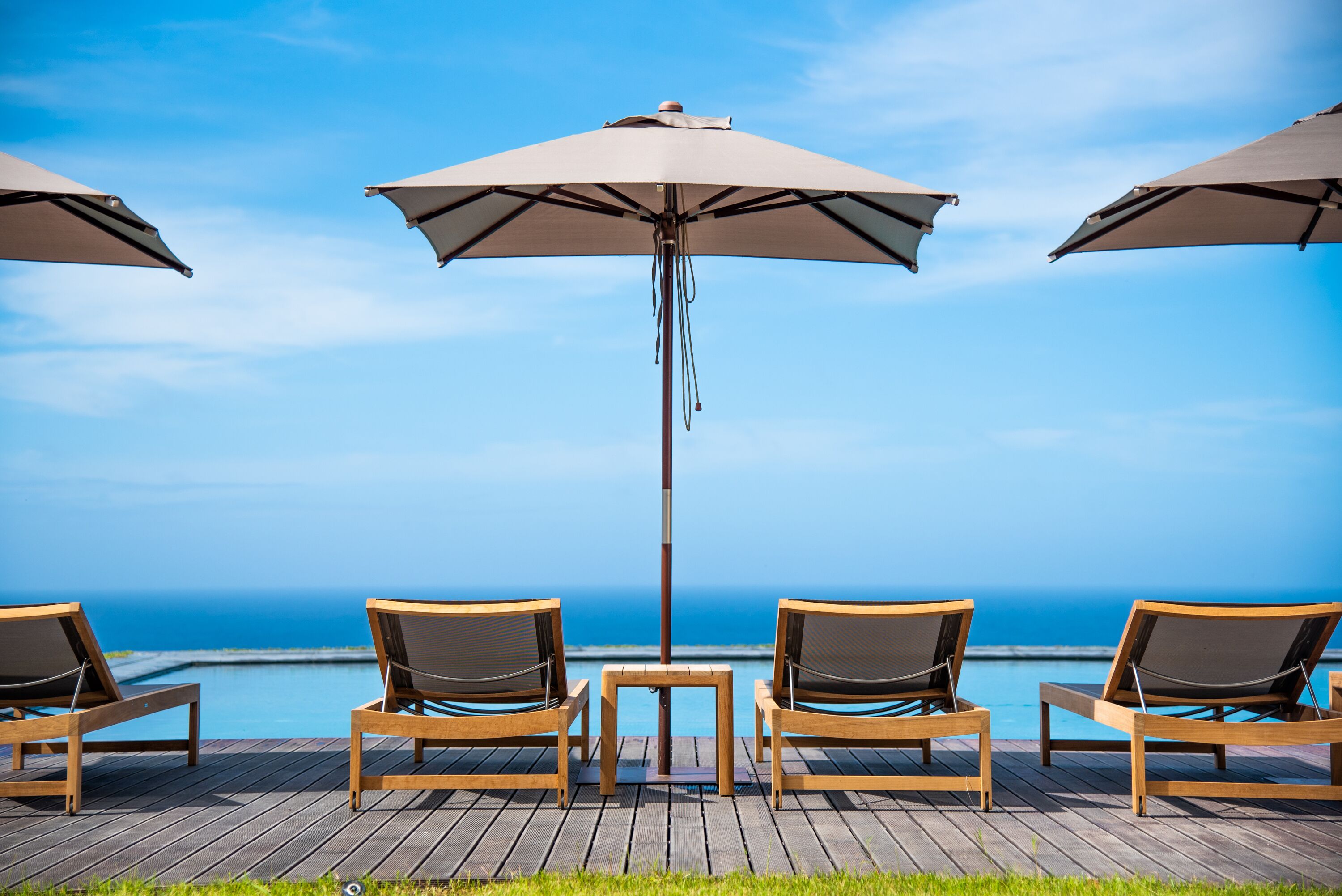 Piscine couverte, piscine extérieure, parasols de plage, chaises longues