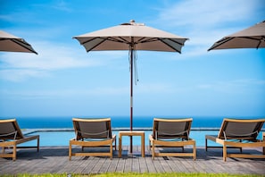 Piscine couverte, piscine extérieure, parasols de plage, chaises longues