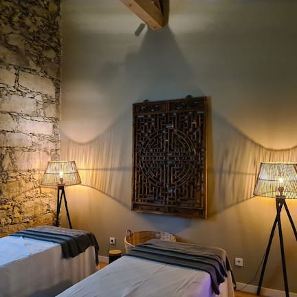 Couples treatment rooms, sauna, steam room, hot stone massages