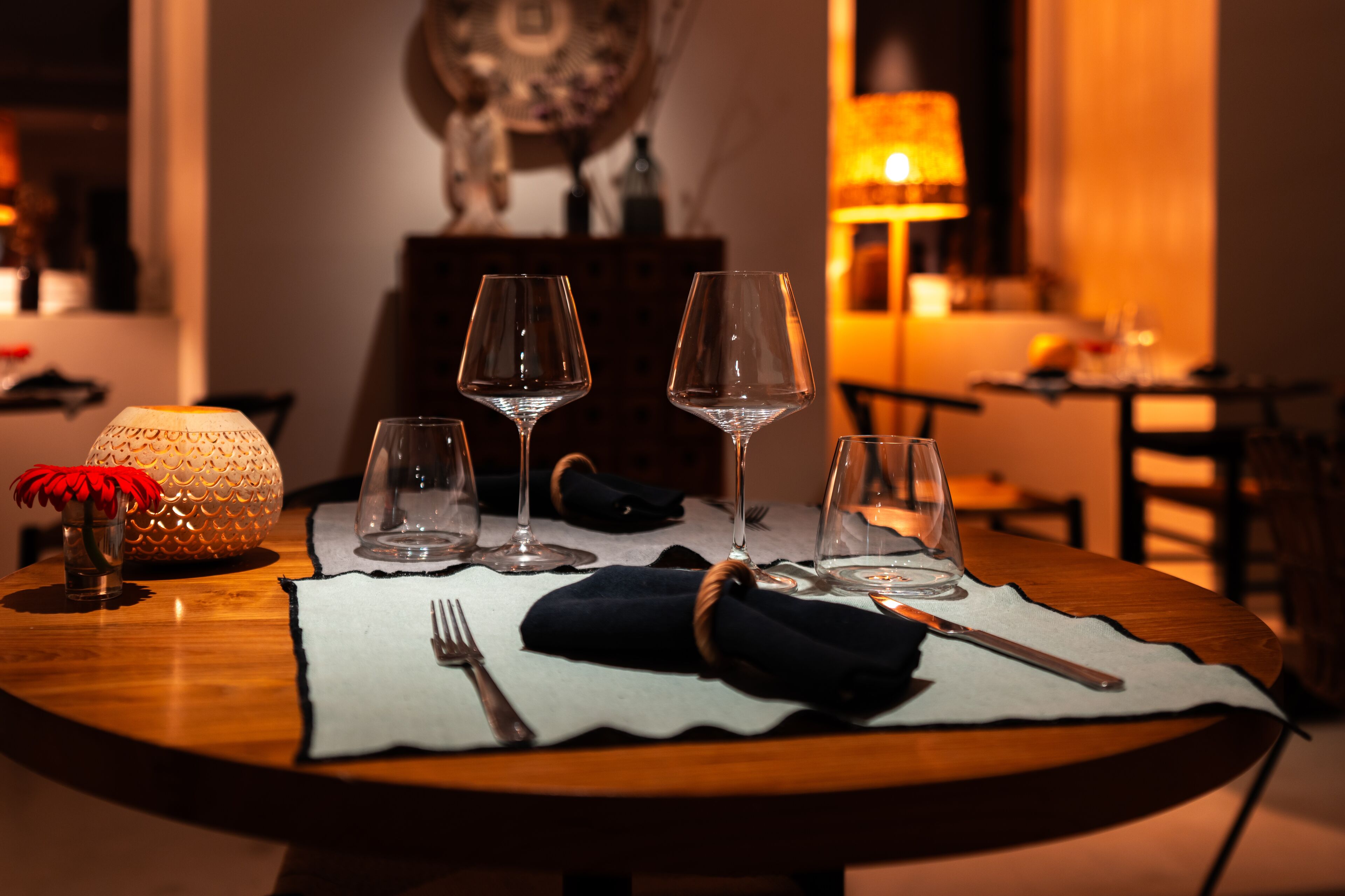 breakfast, dinner served; international cuisine, garden views