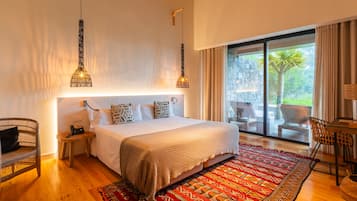 Deluxe-Doppel- oder -Zweibettzimmer, eigener Pool, Gartenblick | Hochwertige Bettwaren, Minibar, Zimmersafe, individuell dekoriert