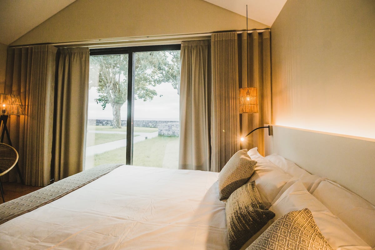 deluxe villa, partial sea view | 1 bedroom, premium bedding, minibar, in-room safe