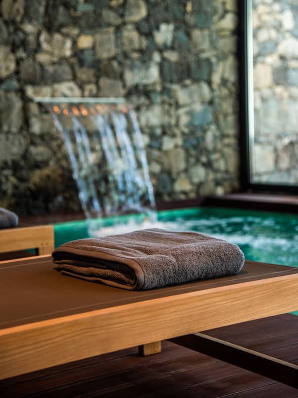 Couples treatment rooms, sauna, steam room, hot stone massages