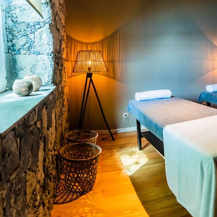 Couples treatment rooms, sauna, steam room, hot stone massages