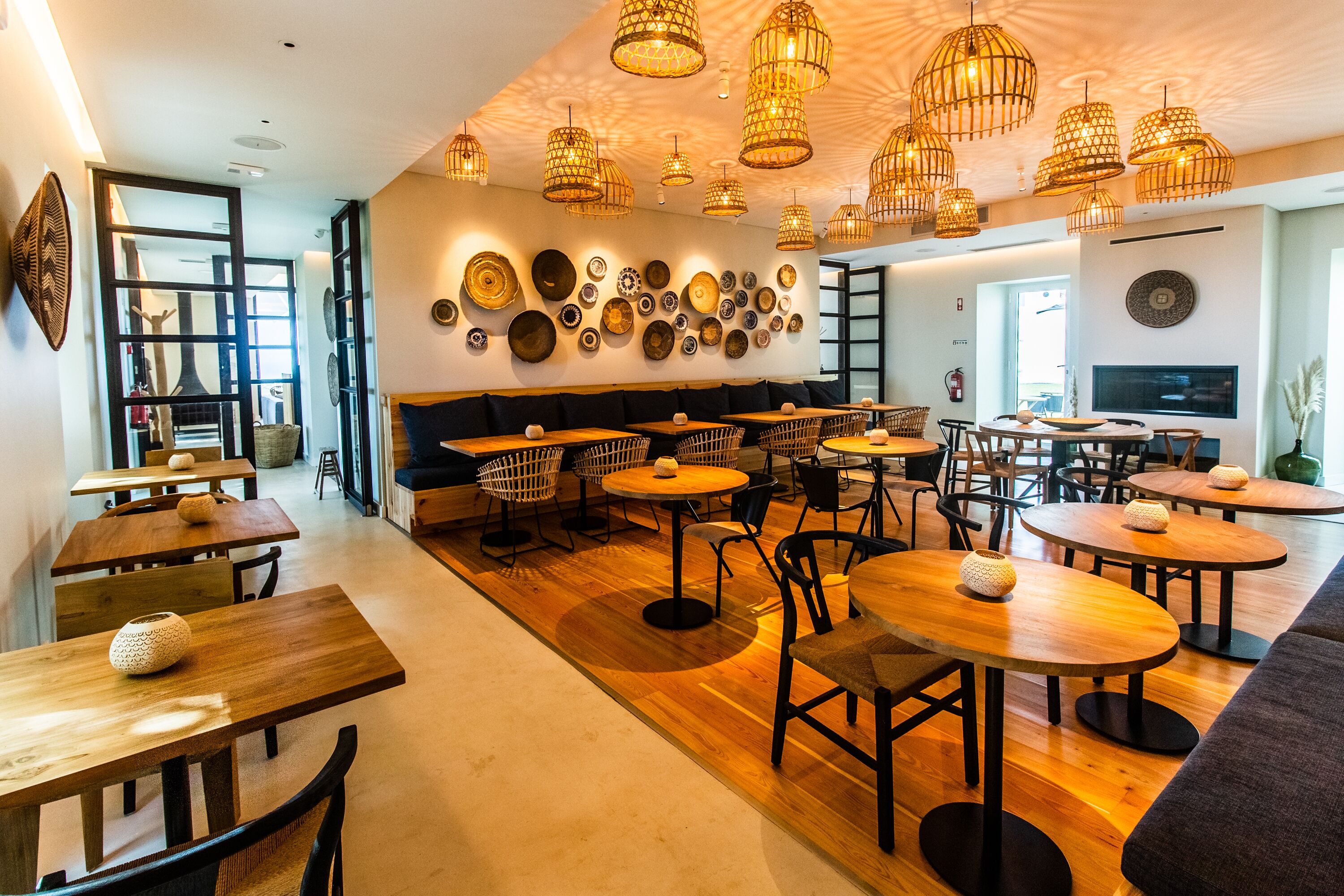 breakfast, dinner served; international cuisine, garden views