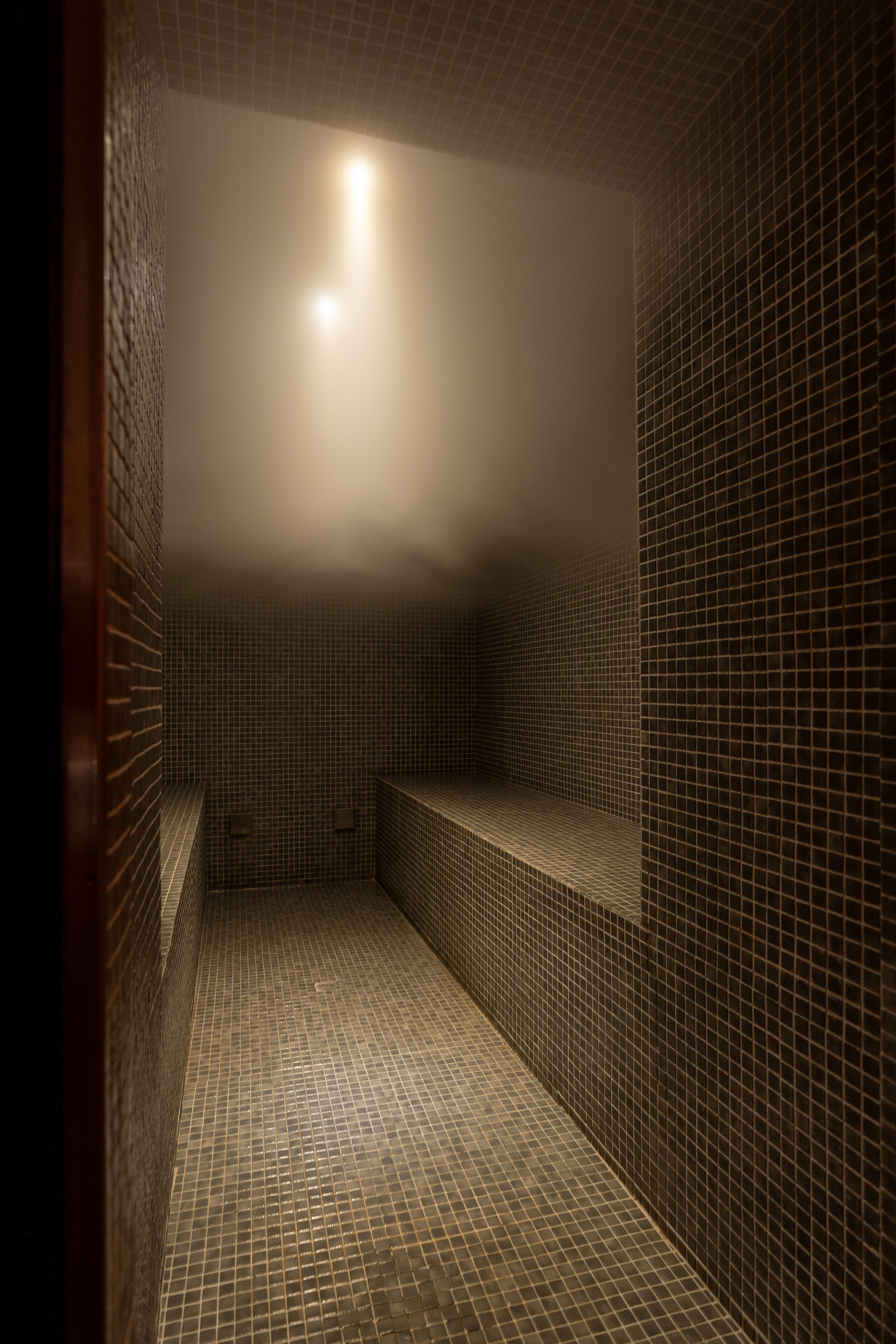 雙人療程室、桑拿、蒸氣室、熱石按摩、深層組織按摩、產前按摩