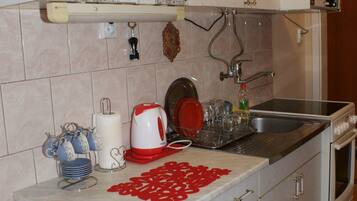 Oven, stovetop, coffee/tea maker, toaster