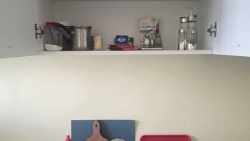 Cafetière/bouilloire, four, plaque de cuisson, grille-pain